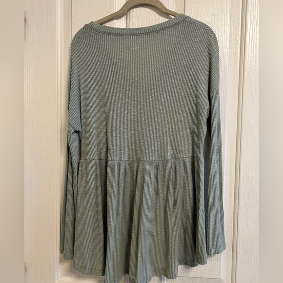 High-low long sleeve - Picture 3 of 3